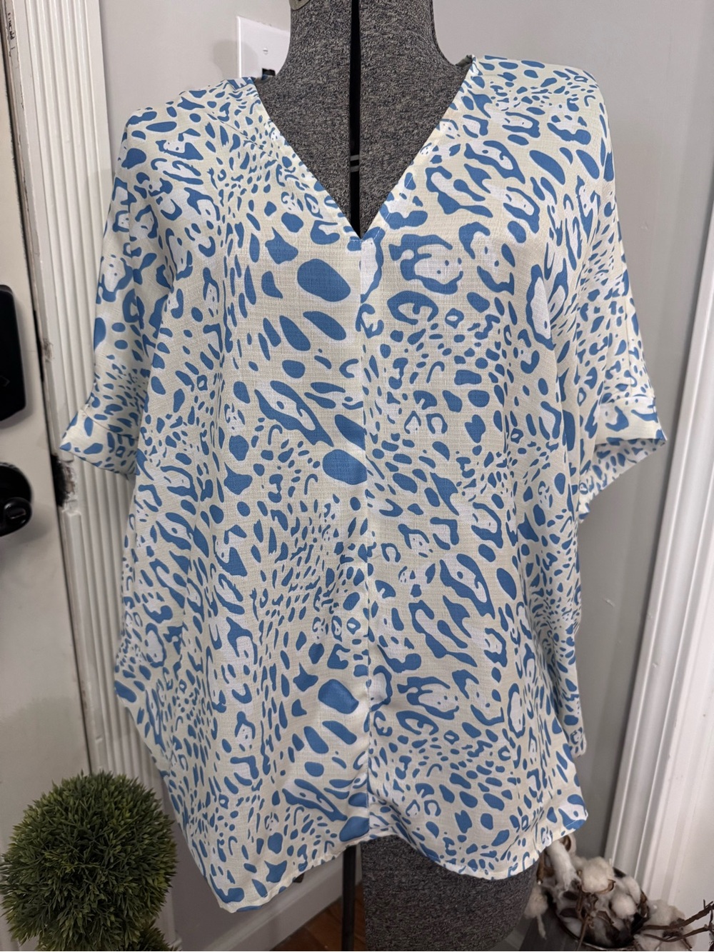 JODIFL Blue and White Abstract Animal Print Top Large